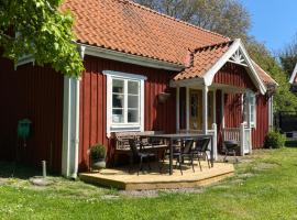 Bo i egen stuga p&aring; h&auml;rlig &ouml;landsg&aring;rd