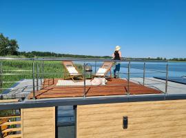 Luxury houseboat for 2 people, by the sea: Łazy şehrinde bir tekne