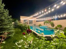 Luxury villa with Pool and Jacuzzi, hotel v Jerevanu