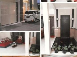 JALA GUEST HOUSE BROMO TOUR near JUANDA AIRPORT, hotel v destinaci Sawotratap