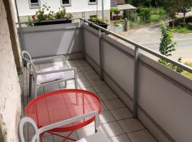 Rote Etage Pension mit Balkon, 4 km von Kitzingen nur 16 km von Würzburg!, guest house in Mainstockheim