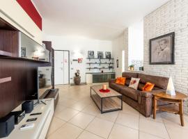 NEW Luxury 2BDR Terrace, Views, AC, khách sạn sang trọng ở Marina di Carrara