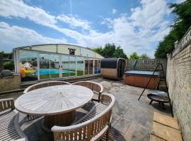 RentMySpaHome with Swimming Pool Hottub and Sauna, Hotel in Sheffield