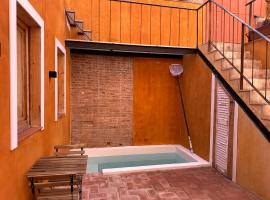Apartamento con encanto, patio y piscina, hotel i L'Hospitalet de Llobregat