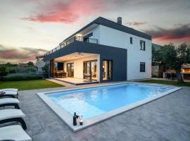 Villa Kali near Pula for 8 people with fitness & sea view - pet friendly, hotel en Krnica