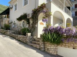 Mandraki House Upper, 100m from Kaminaki Beach, hotel i Katávolos
