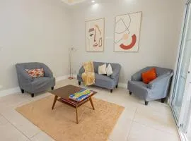 Family Friendly Guanaco House El Salvador AC, Wi-Fi, Hot Water, & Enjoy Your Stay Santa Ana city ,close to Lago de Coatepeque