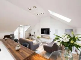 Luxury City Centre Coach House, garden & balconies