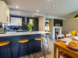 Modern home - great facilities-J26 M1 near IKEA