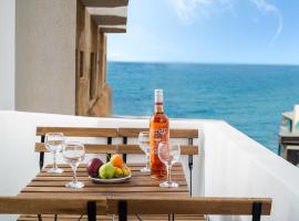 Makas Beach Suites Seafront Sea View in Hersonissos、ヘルソニソスのホテル