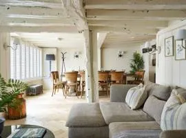 Old Coach House & Dolls House - Sleeps 24
