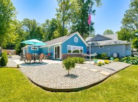 Waterfront with Boat Dock Retreat on Indian Lake, hotel v destinaci Lakeview