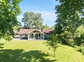 Four-Bedroom Holiday Home In Dronningmolle