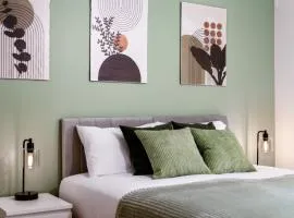 STN - Bishops's Stortford - Free Gated Parking - Two Bed Apartment - Perfect location for Stansted Airport