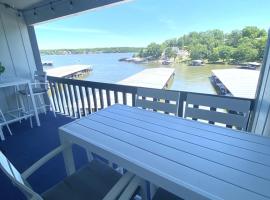 B Lakefront! Remodeled, Boat Slip, Patio Views, Pool, Boat Ramp, WIFI, íbúð í Osage Beach