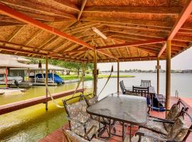 Spacious Lake Granbury Home with Deck and Boat Dock!, Hotel in Granbury