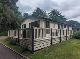 LUXURY STUNNING SENSATION LODGE ON 5 STAR SHOREFIELD COUNTRY PARK New Forest ENTERTAINMENT AND LEISURE PASSES INCLUDED, hotel in Milford on Sea
