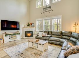 Spacious Donnelly Family Home with Private Hot Tub!, hotel in Donnelly