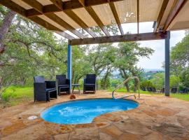 Modern Fischer House with Deck, Fire Pit and Hot Tub!, hotel v destinaci Fischer