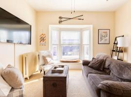 HISTORIC COMFY CONDO- Heart of Ellicottville, Self Checkin、エリコットビルのホテル