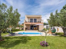 Villa Sunny Olive, hotel in Peroj