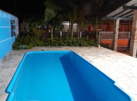 Casa agradável com piscina e jardim، فندق في بونتال دو بارانا