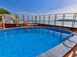 A&S Penthouse with pool and sea view – hotel w mieście Rafailovići