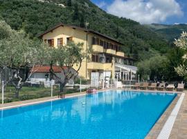Podere Sotto il cielo di Toscana casa vacanze con 5 monolocali indipendenti 2 bungalowe nell uliveto piscina parcheggio Only adults Pet friendly, farmstay di Camaiore