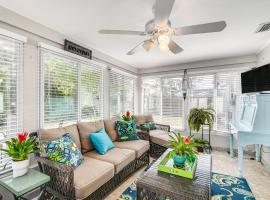 Fort Myers Bungalow - 12 Miles to the Beach!: Fort Myers şehrinde bir villa