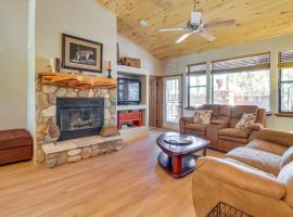 Custom Show Low Gem with Fireplace at Torreon Resort, hôtel à Show Low