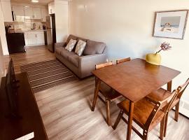 unit #203 Cozy Mountain View 1BR in DT, hotel v destinácii Canmore