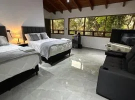 home 333 habitacion 335、Escazuのシャレー