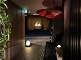 Marutamachi Crystal Hotel