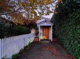 Secret Cottage, hotel em Waitara