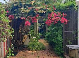 Manukorihi Secret Cottage、Waitaraのホテル