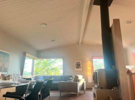 Mysigt sommarhus med havsutsikt och bastu, hotel em Vaxholm