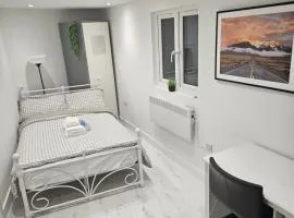 Modern Double Room in Dartford- Private Entrance