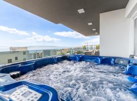 Lux Penthouse Panoramic View with jacuzzi, hotel con bañera de hidromasaje en Makarska