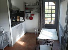Superbe appartement studio indépendant, Hotel in Le Pré-dʼAuge