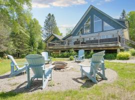 Lake Escape - Waterfront, Hot tub, Sleeps 14、Sainte-Cécile-de-Mashamのビーチ・ホテル