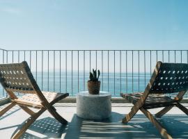 Above Blue two Bedroom Villa, hotel s jacuzzi v destinaci Plomarion