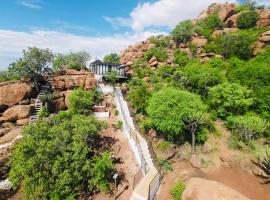 Makgobelo Lodge-The Glass House- Solar powered, hotel i Ga-Mokalapa