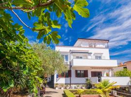 Brand new apartments Viktorija just 250m from the beach!, hotel v destinácii Krk