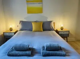 Spacious City Centre flat free parking& superfast WIFI
