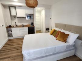 Modern Studio 5 min to Beach & Dining, hotel in Torrevieja