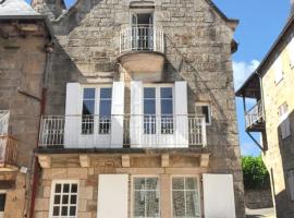 Maison de 4 chambres avec vue sur la ville jardin clos et wifi a Correze, holiday home in Corrèze