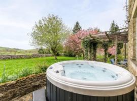 Malham Wellbeing 5-bed Retreat With Hot Tub, cottage in Malham