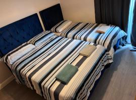 Lovely Twin Room 15 mins from Dublin Airport & Dublin City, hotel with parking in Dublin