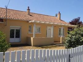 Maison confortable à Saint-Hilaire-de-Riez avec jardin clôturé、サンティレール・ド・リエのホテル
