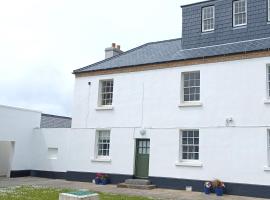 Loop Head Lighthouse Attendant's Cottage, holiday home in Kilbaha